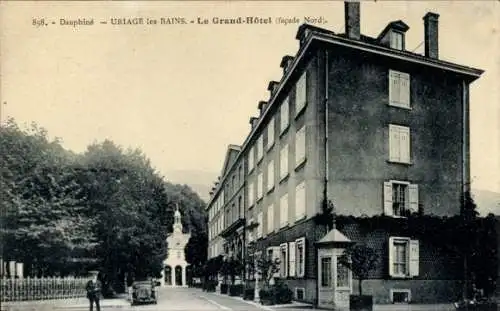 Ak Uriage les Bains Isère, Le Grand-Hotel, Fassade Nord, von Bäumen umgeben, Straße, Kirche