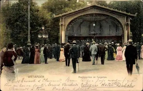Ak Wiesbaden in Hessen, Musikpavillon im Curgarten, Menschenmenge,  Atmosphäre, 