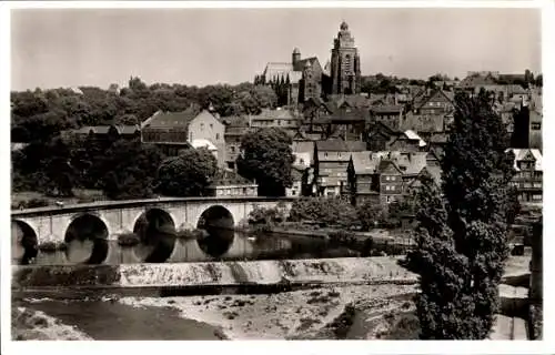 Ak Wetzlar an der Lahn, Stadtansicht mit Brücke, Häusern, gegenüberstehendem Berg, Kirche