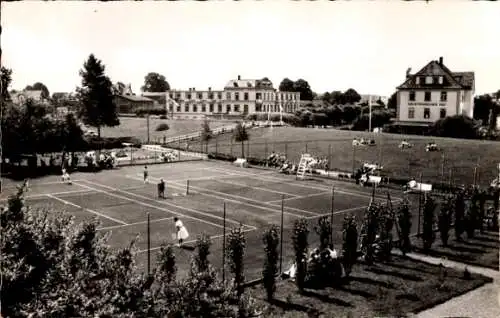 Ak Ostseebad Dahme in Holstein, Tennisplatz, Gebäude im Hintergrund, Menschen auf der Wiese
