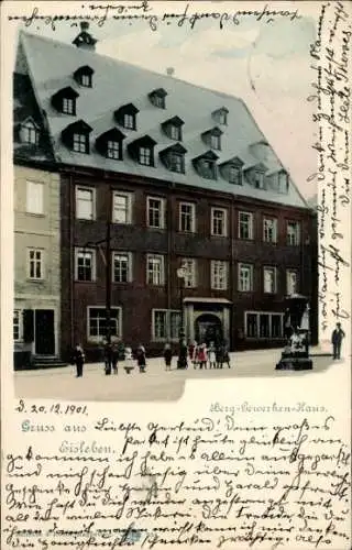 Ak Lutherstadt Eisleben, Berg-Bewerken-Haus,  Architektur, Menschen auf der Straße, Winterstimmun