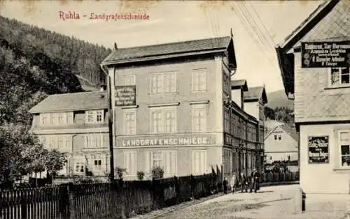 Ak Ruhla in Thüringen, Landgrafenschmiede, Gebäude, Straße, Bäume, Landschaft im Hintergrund