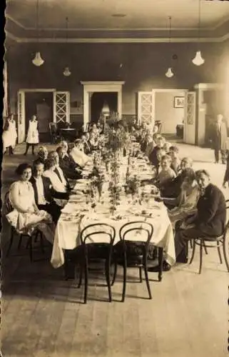 Foto Ak Neudietendorf in Thüringen, Festgesellschaft an einer Tafel, Saal