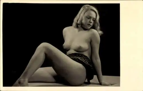 Foto Ak Frauenakt, sitzend, Busen