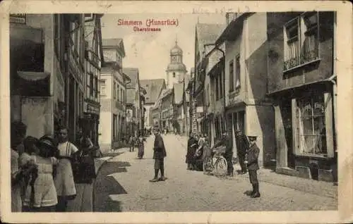 Ak Simmern im Hunsrück, Straße mit Häusern, Menschen, Kirche im Hintergrund,  Ansicht
