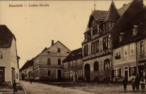 Ak Mansfeld im Harzvorland, Luther-Straße,  Gebäude, Straßenszene, Schwarz-Weiß-Fotografie