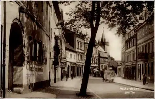 Ak Aschersleben im Salzlandkreis, Straßenansicht,  Gebäude, Auto, Bäume