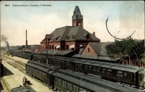 Ak Pueblo Colorado USA, Union Depot, Züge, s Gebäude, klare Ansicht