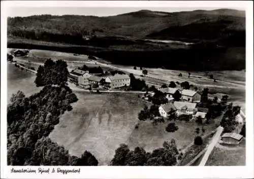 Ak Deggendorf im Bayerischen Wald Niederbayern, Luftaufnahme eines Sanatoriums, umgeben von Wald 