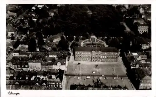 Ak Erlangen in Mittelfranken Bayern, Luftaufnahme von  Stadtansicht, Gebäude und Straßen, Schwarz