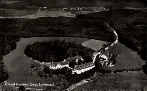 Ak Krumbach in Schwaben, Krumbad, Luftaufnahme des Kurorts, Landschaft mit Wäldern und Feldern