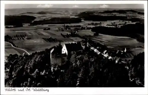 Ak Waldburg in Württemberg, Luftaufnahme von Schloß  umliegende Felder und Wälder