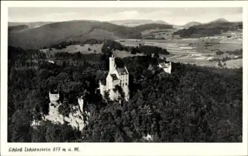 Ak Lichtenstein in Württemberg, Schloss  817 m ü. M., panoramische Ansicht, idyllische Landschaft