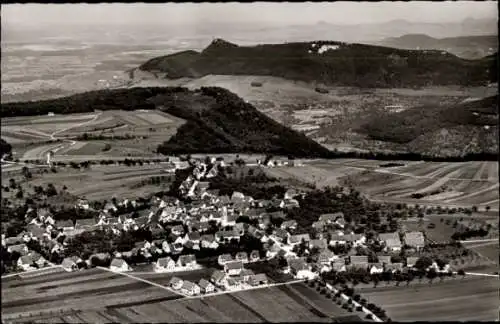 Ak Erkenbrechtsweiler Schwäbische Alb, Landschaftsaufnahme, Bergansicht, Dorf mit Häusern, Felder