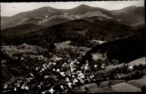 Ak Waldachtal im Schwarzwald, Landschaftsanblick mit Bergen, kleine Häuser und Dorfansicht