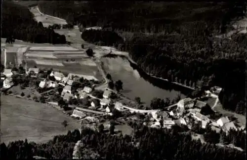 Ak Espachweiler Ellwangen an der Jagst, Luftaufnahme des Dorfes, umgeben von Natur, ruhiger See, 