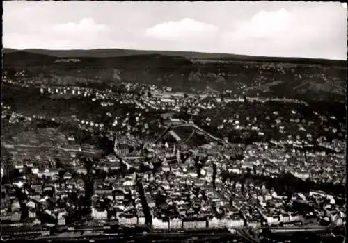 Ak Esslingen am Neckar, Luftaufnahme von Esslingen, Stadtansicht, hügelige Landschaft, schwarz-we