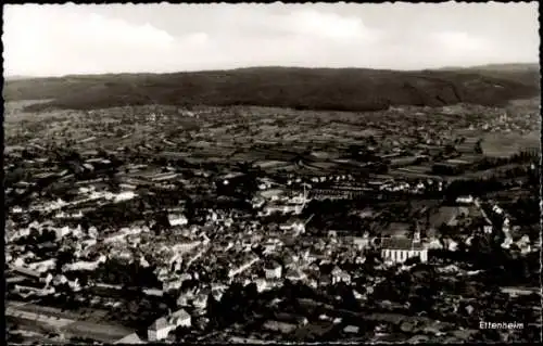 Ak Ettenheim in Baden, Luftaufnahme von  Stadtansicht, schwarze und weiße Fotografie