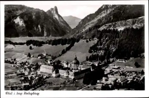 Ak Ettal Oberbayern, Landschaft mit Kloster, Berge, Wiesen