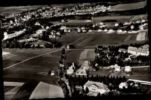 Ak Bad Dürrheim im Schwarzwald, Luftaufnahme von  Schwarzwald, ländliche Landschaft, Gebäude, Fel