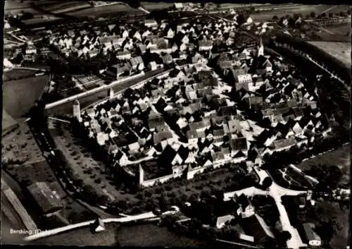 Ak Berching in der Fränkischen Alb Oberpfalz, Luftaufnahme von   Stadt, viele Dächer, Landschaft