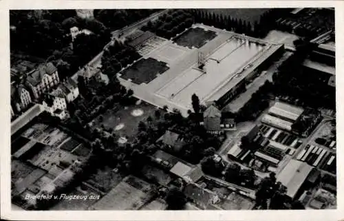 Ak Bielefeld in Nordrhein Westfalen, Luftbild von  Tennisplätze, alte Gebäude, landwirtschaftlich