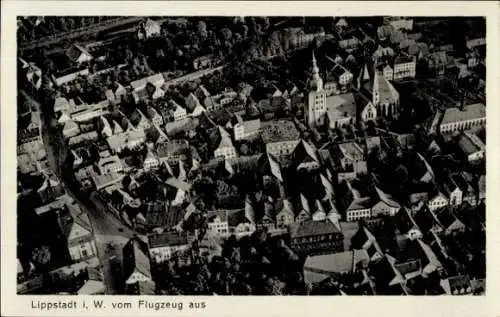 Ak Lippstadt in Westfalen, Luftaufnahme von  Gebäude, Kirche, Luftbild
