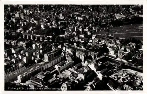 Ak Freiburg im Breisgau, Luftaufnahme von Freiburg, Stadtansicht, viele Dächer