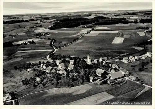 Ak Leupolz Wangen im Allgäu, Luftaufnahme von  landwirtschaftliche Flächen, Dörfer und Straßen