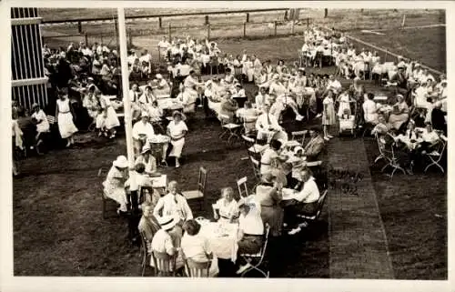 Foto Ak Nordseebad Wangerooge in Ostfriesland, Flugplatz, Gastwirtschaft, Gäste