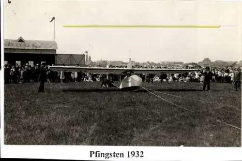 Foto Ak Nordseebad Wangerooge, Flugplatz, Segelflugzeug am Starterseil, Pfingsten 1932, Schaulustige