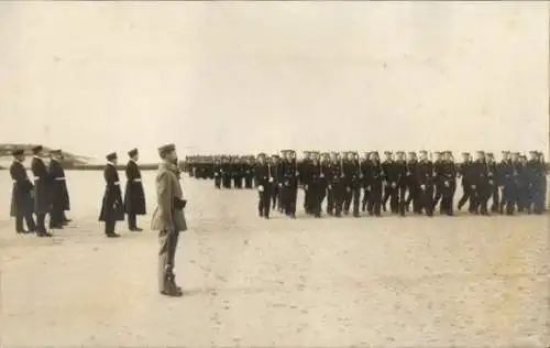 Foto Ak Nordseebad Wangerooge, Deutsche Seeleute in Uniform, Parade am Strand, M. Siems