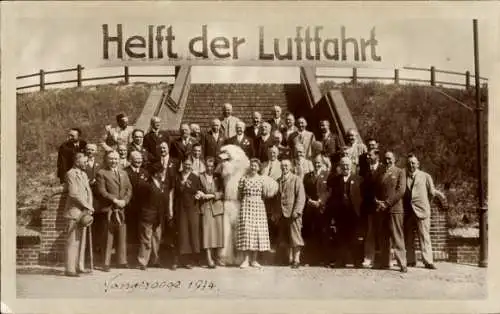 Foto Ak Nordseebad Wangerooge Ostfriesland, Banner Helft der Luftfahrt, Gruppenbild mit Eisbär 1934
