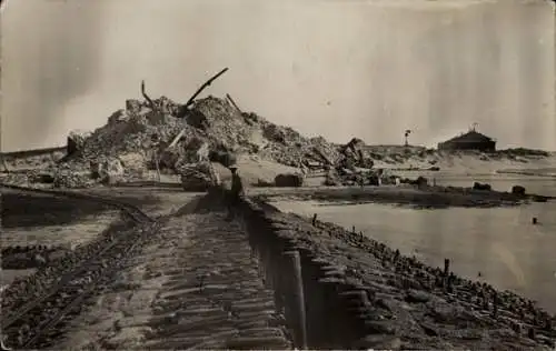 Foto Ak Nordseebad Wangerooge, Westturm nach der 2. Sprengung, Turmspitze, Wetterfahne