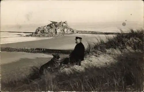 Foto Ak Wangerooge, Westturm nach der Sprengung, Mann mit Hund am Strand, Fotograf H. Schröder