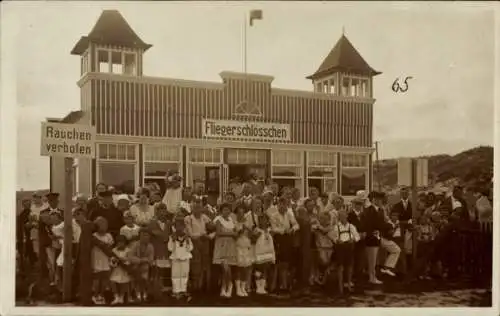 Foto Ak Wangerooge, Gruppenbild vor dem Fliegerschlösschen, Fotograf Gebr. Ungermann