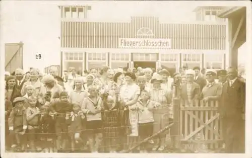 Foto Ak Nordseebad Wangerooge, Gruppenbild vor dem Fliegerschlösschen, Fotograf H. Schröder