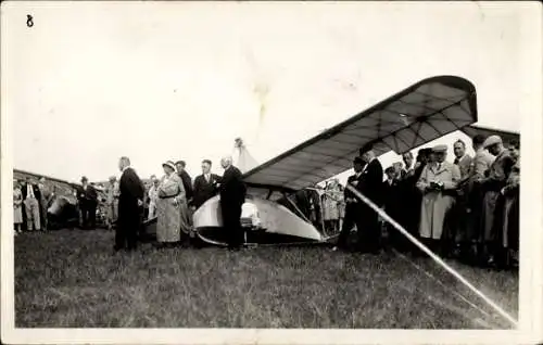 Foto Ak Nordseebad Wangerooge in Ostfriesland, Segelflugzeug auf dem Flugplatz, Schaulustige