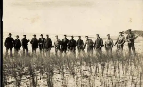 Foto Ak Wangerooge, Männer der Seewehr helfen beim Helmpflanzen 1914, Voerarbeiter Windemuth