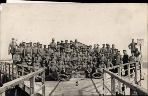 Foto Ak Wangerooge, Ostwache am Ostanleger 1914, Gruppenbild, untergebracht in der Schlengenbude