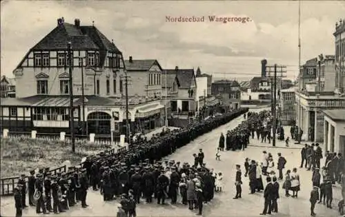 Ak Wangerooge, Zedeliusstraße, Männer der Wangeroog-Kompanie des Seebataillons beim Appell, 1914
