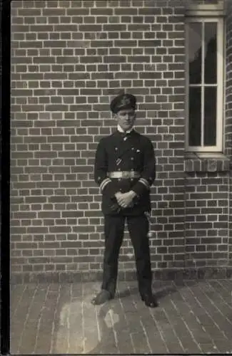 Foto Ak Wangerooge, Kapitänleutnant Schäfer im Hof der Jadekaserne