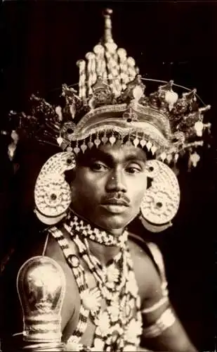 Foto Ak Asiate in Volkstracht, Kopfschmuck, Halsketten