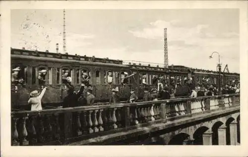 Ak Magdeburg, Hauptbahnhof, Ausziehende Soldaten, Zug an die Front, Rotes Kreuz