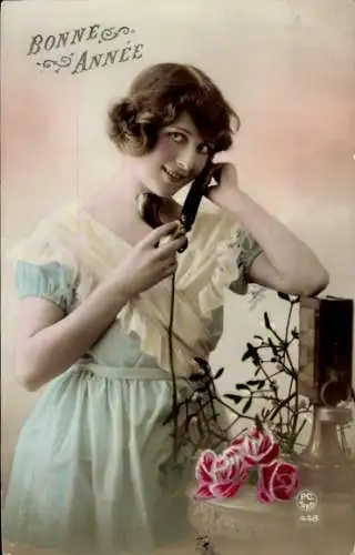 Ak Glückwunsch Neujahr, Junge Frau beim Telefonieren, Telefonat, Telefon