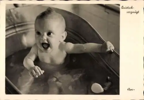 Ak Baby badet in der Badewanne, Porträt