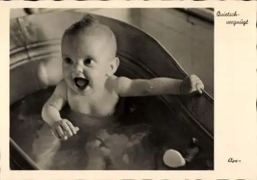 Ak Baby badet in der Badewanne, Porträt