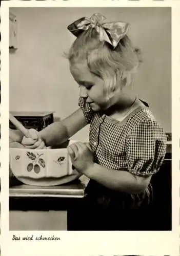 Ak Das wird schmecken, Mädchen beim Kochen