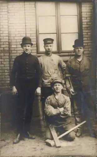 Foto Ak Vier Männer, Gruppenfoto, Arbeiter, Hammer