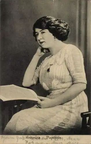 Ak Antonita, Pianistin, Porträt